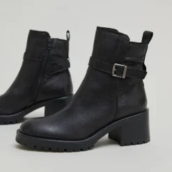 Bottines à bouts ronds et boucles
