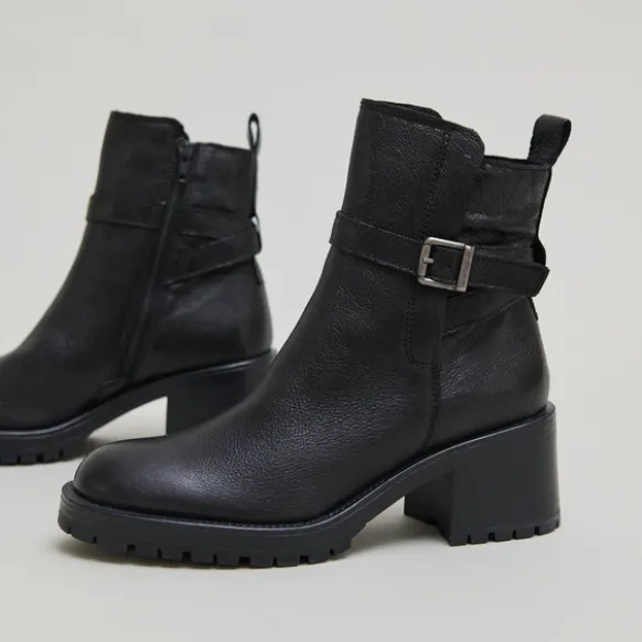 Bottines à bouts ronds et boucles
