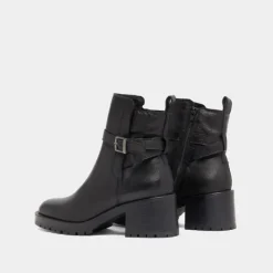 Bottines à bouts ronds et boucles