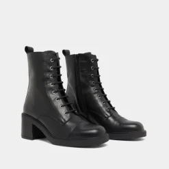 Bottines à lacets et élastiques arrières...