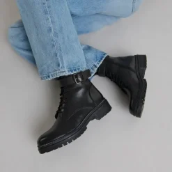 Bottines à lacets et semelles crantées
