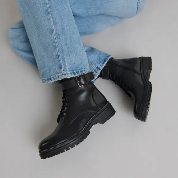 Bottines à lacets et semelles crantées