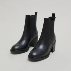 Bottines à élastiques et bouts arrondis....