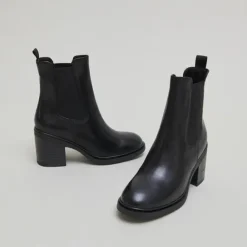 Bottines à élastiques et bouts arrondis....