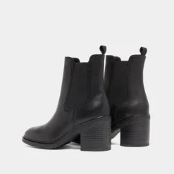 Bottines à élastiques et bouts arrondis....