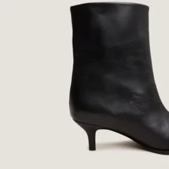 Bottines à petits talons fins et bouts pointus
