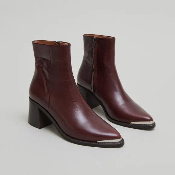 Bottines à talon et embout doré