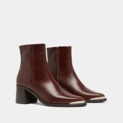 Bottines à talon et embout doré