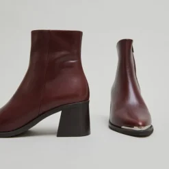 Bottines à talon et embout doré