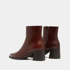 Bottines à talon et embout doré