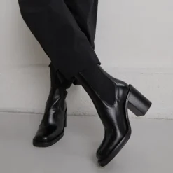 Bottines à talons débordants