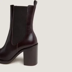 Bottines à talons débordants