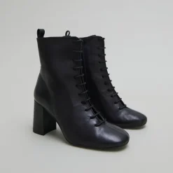 Bottines à talons et à lacets