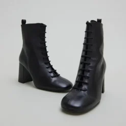 Bottines à talons et à lacets