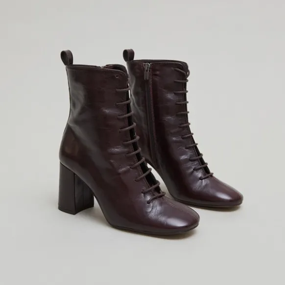 Bottines à talons et à lacets