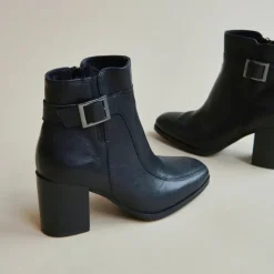 Bottines à talons et boucles