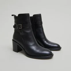 Bottines à talons et boucles