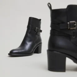 Bottines à talons et boucles