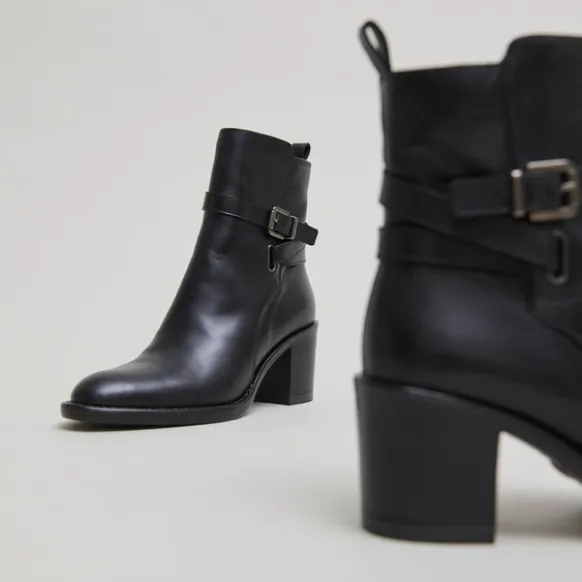 Bottines à talons et boucles