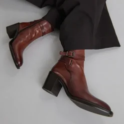 Bottines à talons et boucles