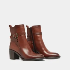 Bottines à talons et boucles