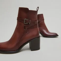 Bottines à talons et boucles