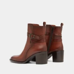 Bottines à talons et boucles