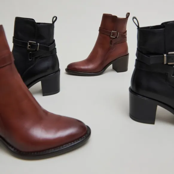 Bottines à talons et boucles