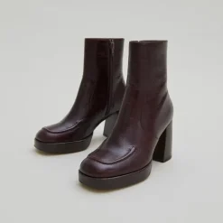 Bottines à talons et bouts carrés