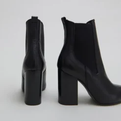Bottines à talons et bouts pointus
