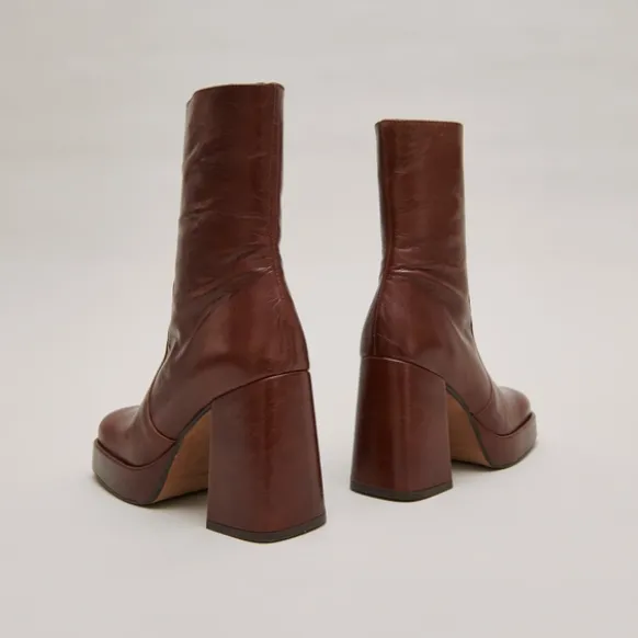 Bottines à talons et bouts carrés