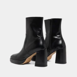 Bottines à talons et bouts carrés