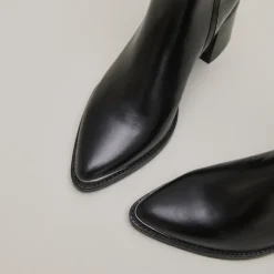Bottines à talons et embouts argentés