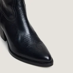 Bottines à talons et surpiqures apparentes