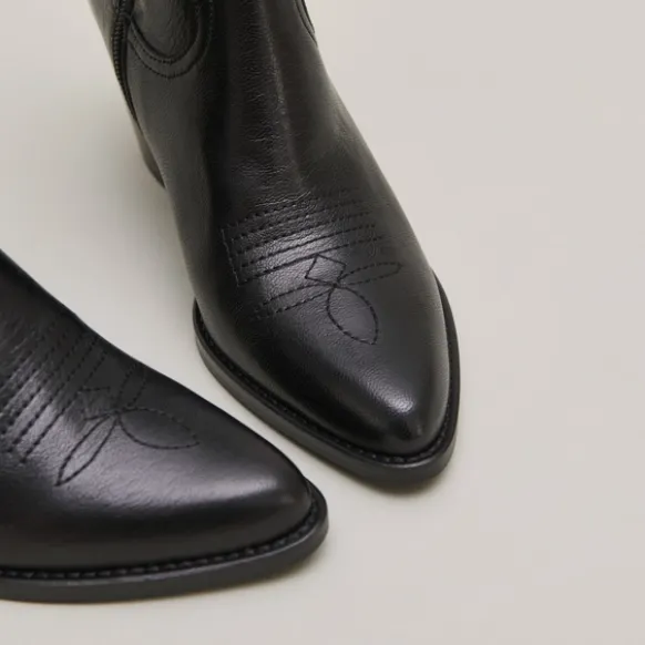 Bottines à talons et surpiqures apparentes