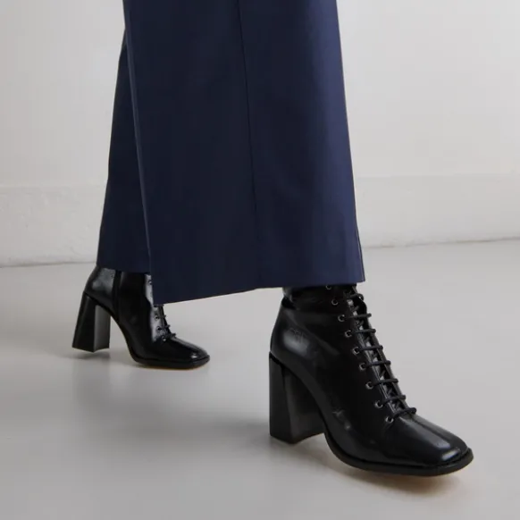 Bottines à talons lacées