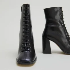 Bottines à talons lacées