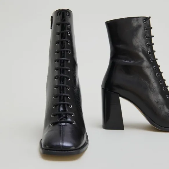 Bottines à talons lacées