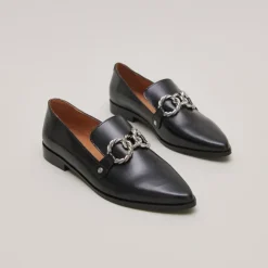 Mocassins à boucles argentées et bouts p...