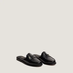 Mocassins à bouts arrières ouverts et monogrammes