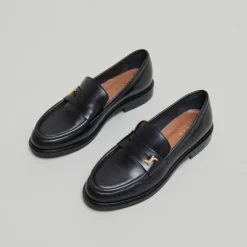 Mocassins à bouts ronds et monogrammes