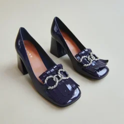 Mocassins à talons et boucles argentées...