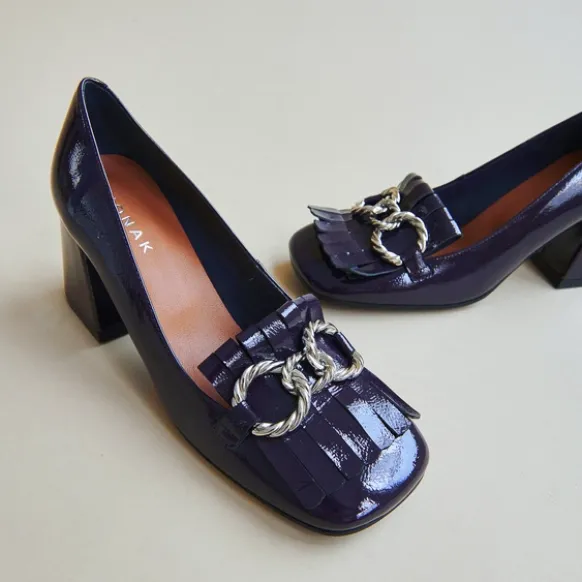 Mocassins à talons et boucles argentées...