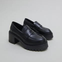 Mocassins à talons et semelles crantées....