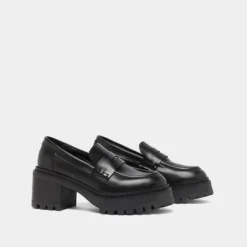 Mocassins à talons et semelles crantées....