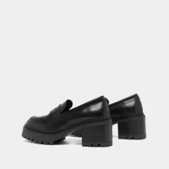 Mocassins à talons et semelles crantées....