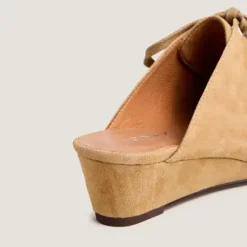 Mules à lacets et talons compensés