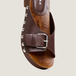 Mules à petits talons et rivets
