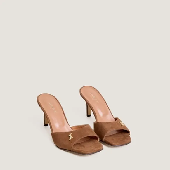 Mules à talons et monogrammes