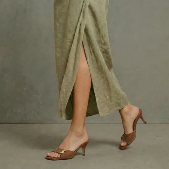 Mules à talons et monogrammes